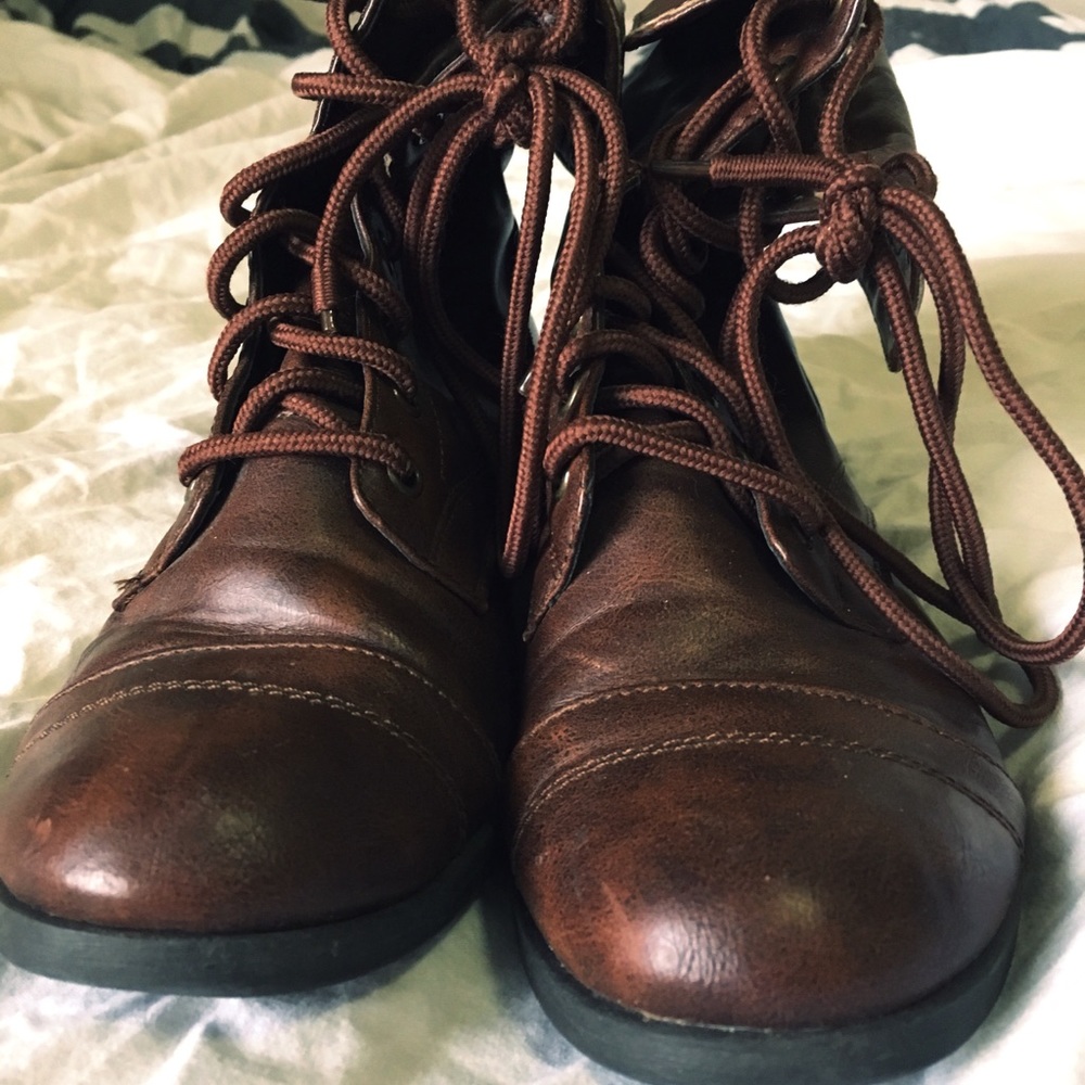 Hello I’m selling my brown boots.